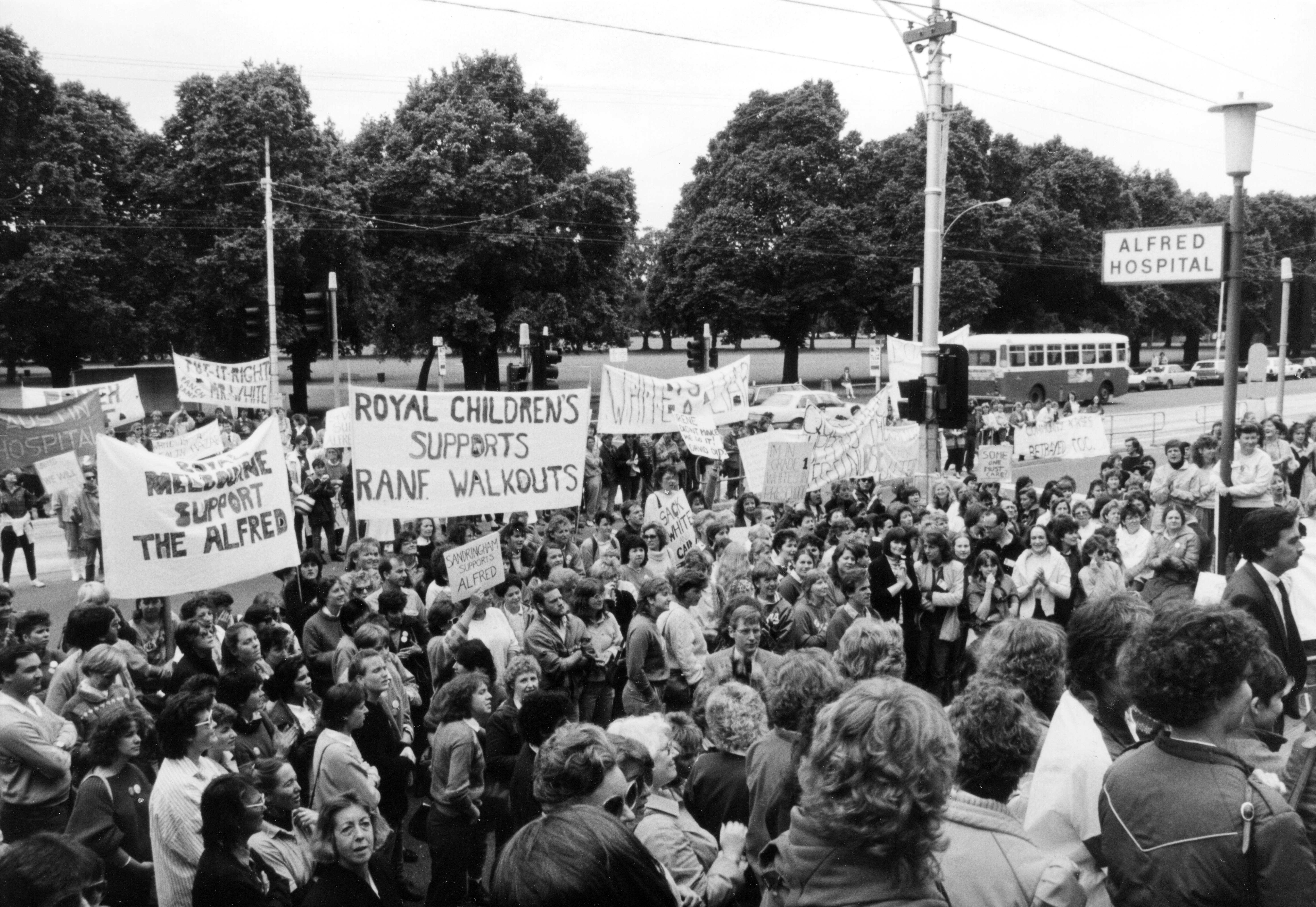 Nurses protest outside the Alfred Hospital, 1986