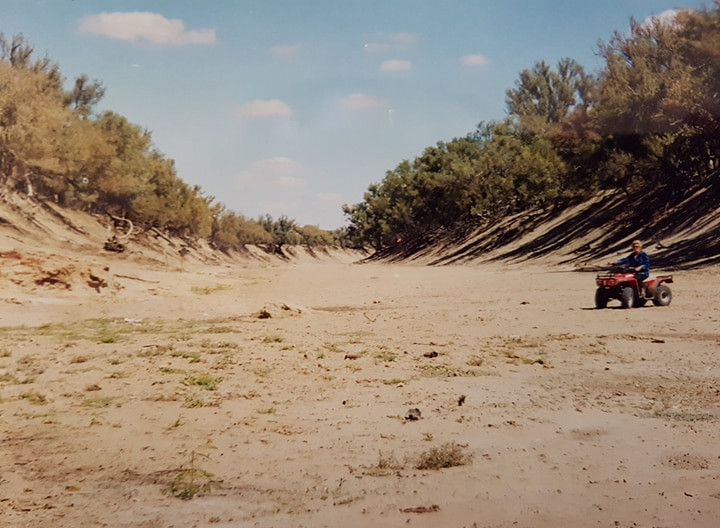 Dry bed of the Darling River at Tilpa during the Millennial Drought, 2003. Photo credit Mel Gray 