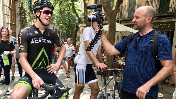 Photo credit: Jason Lowndes speaking with Mark Ferguson AKA Cycling Maven in Girona, Catalonia, in August 2017. Image: Nat Bromhead