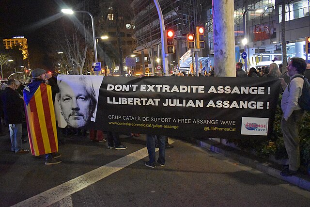 Banner of Do not extradite Assange