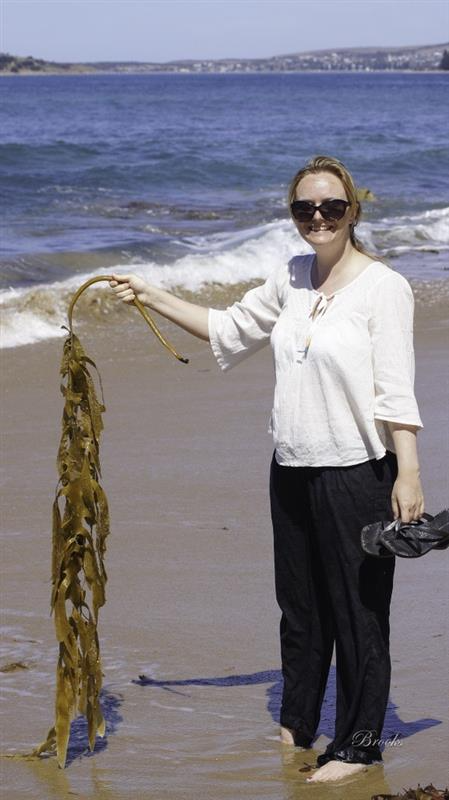 Jacqui Pocklington with kelp (source: Lea Brooks). 
