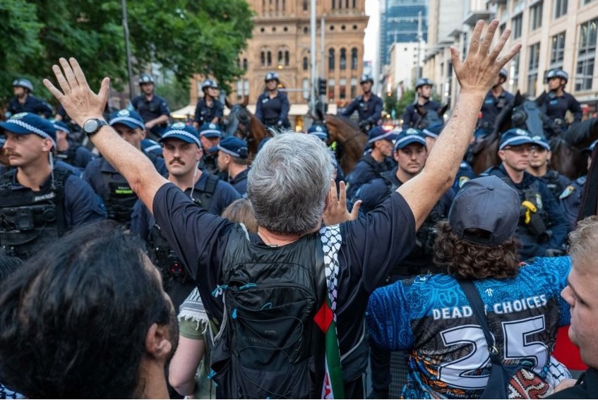  As tens of thousands joined protests opposing the visit of Israeli President Isaac Herzog across the country, police in Gadigal Country/Sydney brutally attacked protesters. Photo: Zebedee Parkes