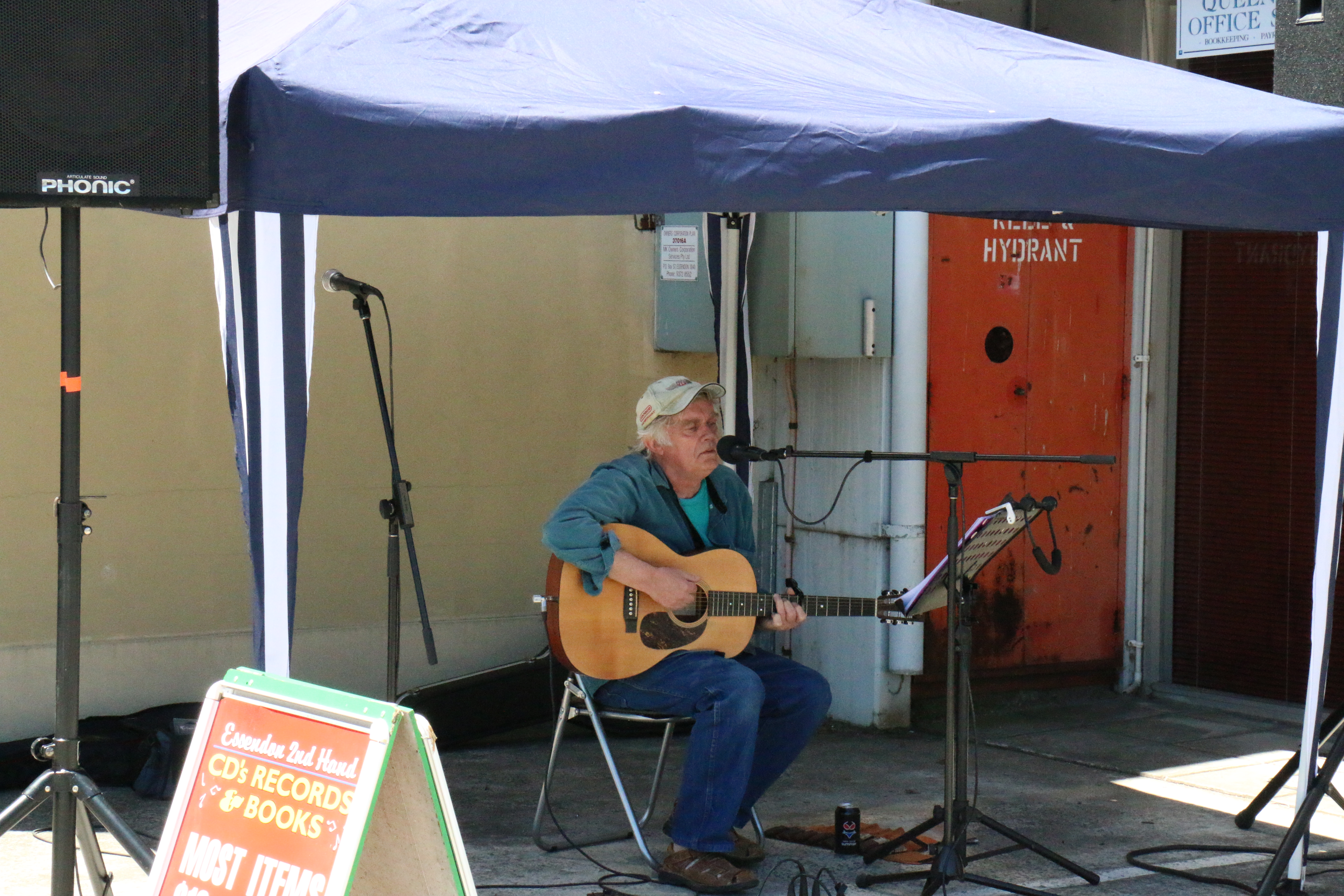 Broderick Smith playing solo in Moonee Ponds