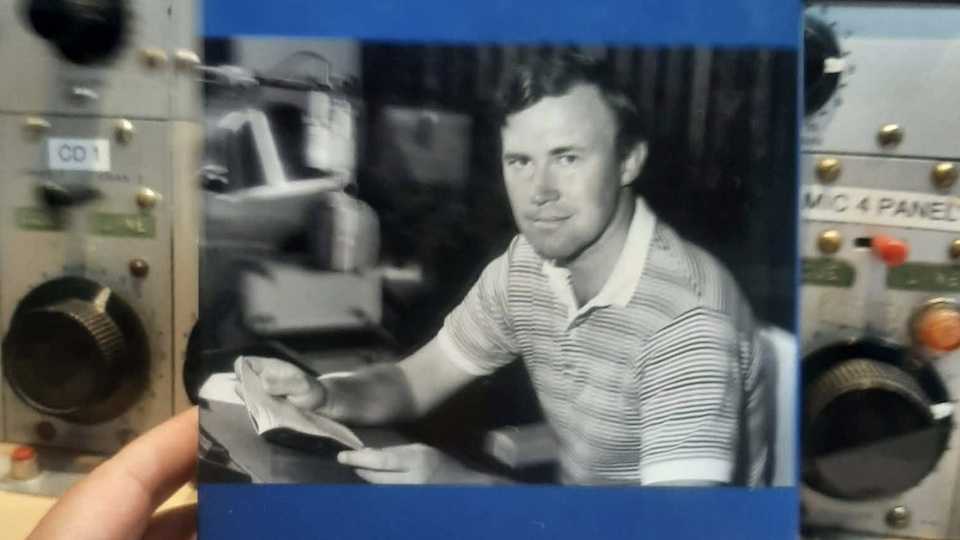 Matt Munster with a picture of Jim Maxwell