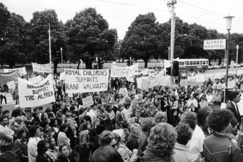 Nurses protest outside the Alfred Hospital, 1986