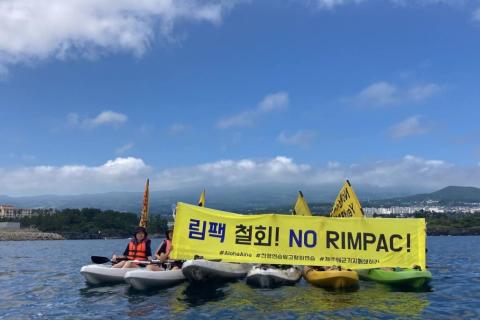 A sea protest in the sea near Jeju Naval Base on June 22, 2022 (photo by Oh Yeon-jae)
