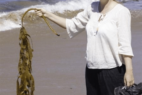 Jacqui Pocklington with kelp (source: Lea Brooks). 