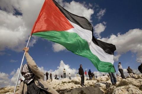 Man waving the Palestinian flag