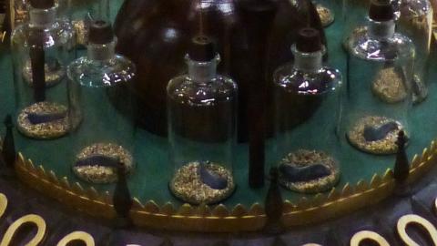 Weather-predicting leaches in a replica of George Merryweather's Tempest Prognosticator (photo by Badobadop, CC BY-SA 4.0, via Wikimedia Commons)