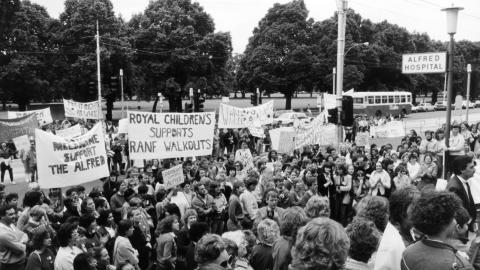Nurses protest outside the Alfred Hospital, 1986