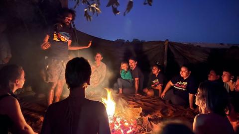 Wangan and Jagalingou campfire with children Photo: Gurridyula Wunggu